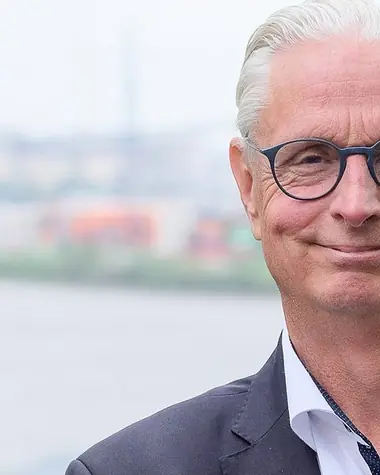 Christian Runkel, Expert for Career Branding, vor dem Hamburger Hafen